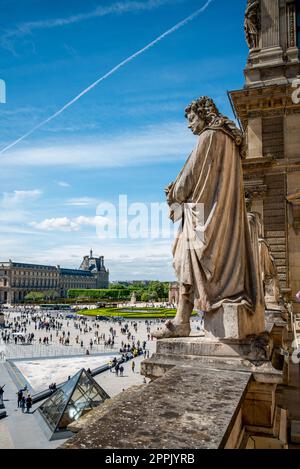 Statue regardant vers le bas sur la place du Palais du Louvre, Paris Banque D'Images