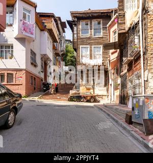 Vieilles maisons traditionnelles en bois et en pierre, et escalier en pierre, dans le vieux quartier de Balat, un jour d'été, Istanbul, Turquie Banque D'Images