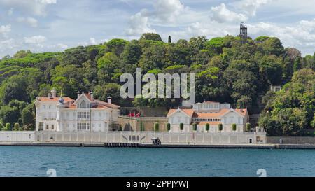 Vue depuis le Bosphore de la résidence officielle du président de la Turquie, anciennement Huber Mansion, Istanbul, Turquie Banque D'Images