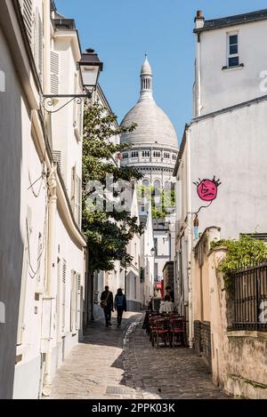 Un couple marchant dans une ruelle à l'église Sacré coeur à Paris Banque D'Images