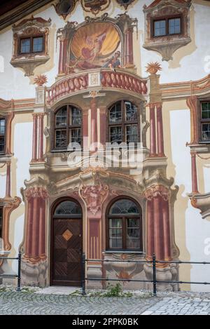 Fresques d'une vieille maison dans le centre-ville d'Oberammergau, Bavière Banque D'Images