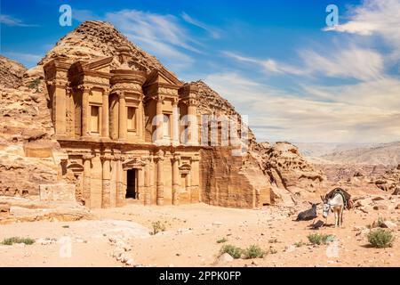 Ad Deir ou le Monastère, ancien temple en pierre taillé de Nabatéan, avec des ânes en premier plan, Petra, Jordanie Banque D'Images