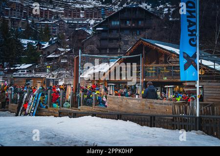 Les gens se détendent et célèbrent dans un bar ou un restaurant après une journée intense sur les pistes de ski, Andorre Banque D'Images