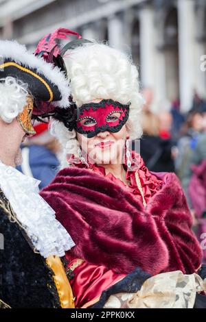 Venise, Italie - février 2019 : Carnaval de Venise, tradition italienne typique et fête avec masques en Vénétie. Banque D'Images