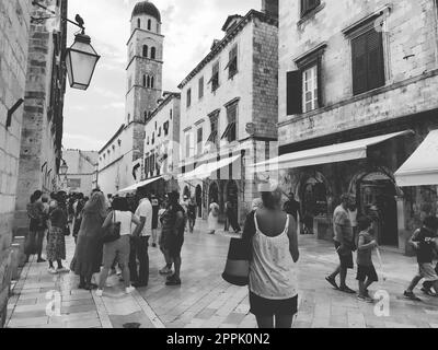 Stradun, Stradone est la rue principale du centre-ville historique de Dubrovnik en Croatie. sites architecturaux. Un endroit populaire pour les promenades touristiques. Les gens marchent le 14 août 2022 Noir et blanc Banque D'Images