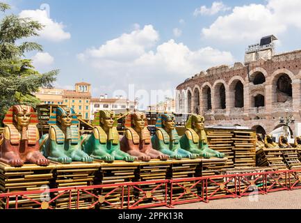 Vérone, Italie - préparer la scène pour la performance de théâtre dans la célèbre Arena di Verona Banque D'Images