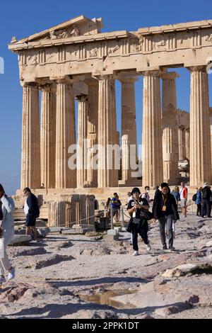 Athènes, Grèce - 17 octobre 2022: Groupe de touristes devant le Parthénon sur l'Acropole d'Athènes. Temple a été dédié à la déesse Athéna Banque D'Images