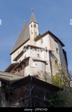 Sanctuaire de San Romedio dans la vallée du Val di non, Sanzeno, Trentin-Haut-Adige, Italie Banque D'Images