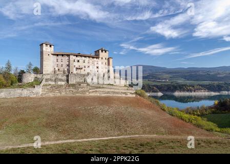 Château de Ccles sur les rives du lac de Santa Giustina, Val di non, Trentin, Italie Banque D'Images