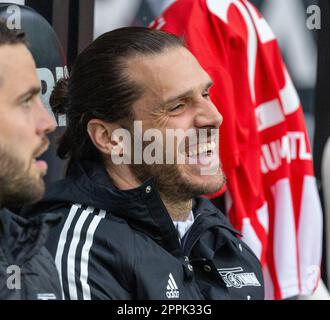 Sports, football, Bundesliga, 2022/2023, Borussia Moenchengladbach contre 1. FC Union Berlin 0-1, Stadium Borussia Park, joueur de stand-by sur la paillasse, Christopher Trimmel (Union), DFL RÈGLEMENTS INTERDISENT TOUTE UTILISATION DE PHOTOGRAPHIES COMME SÉQUENCES D'IMAGES ET/OU QUASI-VIDÉO Banque D'Images