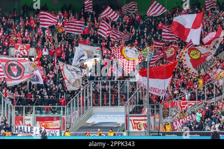 Sports, football, Bundesliga, 2022/2023, Borussia Moenchengladbach contre 1. FC Union Berlin 0-1, Stadium Borussia Park, Berlin fans de football avec drapeaux et bannières, LA RÉGLEMENTATION DFL INTERDIT TOUTE UTILISATION DE PHOTOGRAPHIES COMME SÉQUENCES D'IMAGES ET/OU QUASI-VIDÉO Banque D'Images