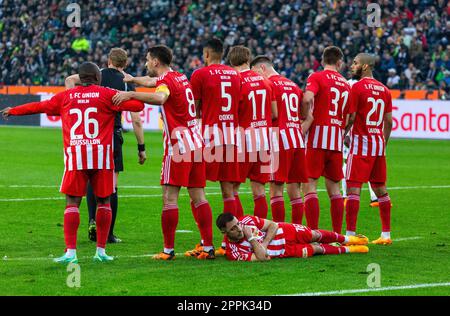 Sports, football, Bundesliga, 2022/2023, Borussia Moenchengladbach contre 1. FC Union Berlin 0-1, stade Borussia Park, scène du match, coup de pied gratuit, arbitre Martin Petersen 2.F.l., mur des joueurs, f.l.n. Jerome Roussillon, Rani Khedira, Danilho Doekhi, Kevin Behrens, Josip Juranovic (en erron), Janik Haberer, Robin Knoche, Aissa Laidouni (All Union), DFL LES RÈGLEMENTS INTERDISENT TOUTE UTILISATION DE PHOTOGRAPHIES COMME SÉQUENCES D'IMAGES ET/OU QUASI-VIDÉO Banque D'Images