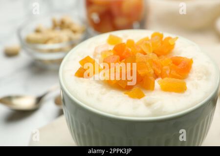 Délicieux pudding de riz aux abricots séchés, gros plan Banque D'Images