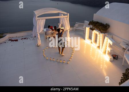 La mariée et le marié lors d'une séance photo romantique à Imergovigli sur l'île de Santorini. Banque D'Images