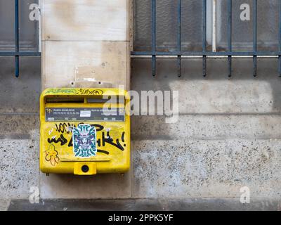 Boîte aux lettres graffitée et collée dans un bureau de poste à Paris Banque D'Images