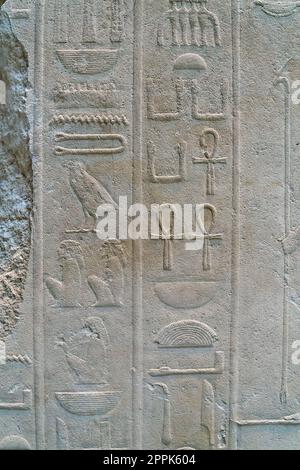 Texte ancien sous forme de hiéroglyphes égyptiens sur un mur de calcaire Banque D'Images