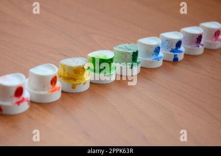 La sale de buses multicolores du pistolet sont alignés sur une table en bois. Concept Art de rue Banque D'Images