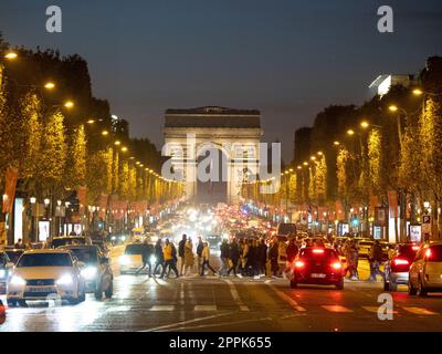 Heure de pointe sur les champs Elysées entre la place Charles de Gaulle et rond-point des champs Elysées-Marcel Dassault Banque D'Images