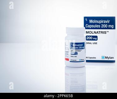 CHONBURI, THAÏLANDE-17 OCTOBRE 2022 : capsules de Molnupiravir 200 mg dans un flacon de médicament et un emballage en carton pour le traitement covid-19. Molnatris fabriqué par Mylan Laboratories sous licence Merck Banque D'Images