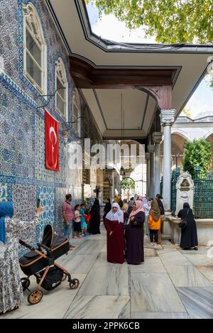 Les gens prient devant la tombe d'Abu Ayyub al-Ansari à la mosquée Eyup Sultan, Istanbul, Turquie Banque D'Images