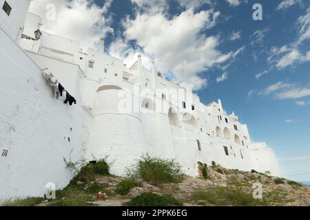 Partie de la muraille de ville à Ostuni dans la province de Brindisi, Apulian, Italie Banque D'Images