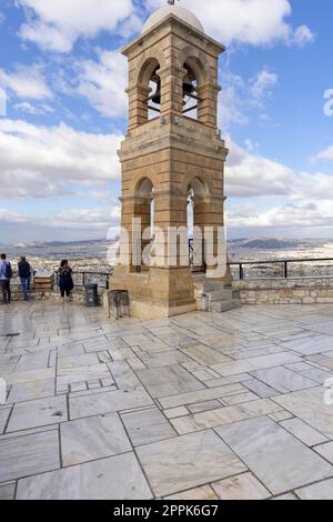 Pont d'observation au sommet du mont Lycabette avec clocher de la chapelle Saint-Georges, Athènes, Grèce. Banque D'Images