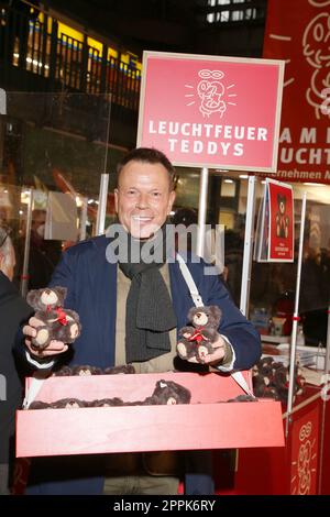 Ulf Ansorge, Leuchtfeuer Charity Aktion, vente d'ours en peluche, gare centrale de Hambourg, 17.11.2022 Banque D'Images