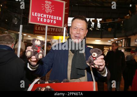 Ulf Ansorge, Leuchtfeuer Charity Aktion, vente d'ours en peluche, gare centrale de Hambourg, 17.11.2022 Banque D'Images