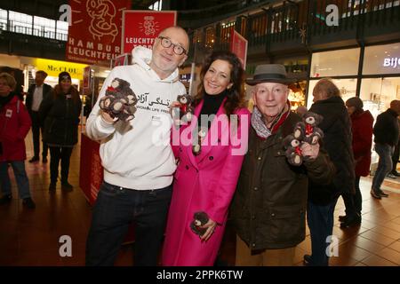 Peter Lohmeyer, Angela Roy, Horst Schroth, Leuchtfeuer Charity Aktion, vente d'ours en peluche, gare centrale de Hambourg, 17.11.2022 Banque D'Images