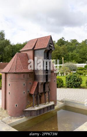 Baltic Park of miniatures, petite réplique de la grue de Gdansk en Pologne, Miedzyzdroje, Pologne Banque D'Images