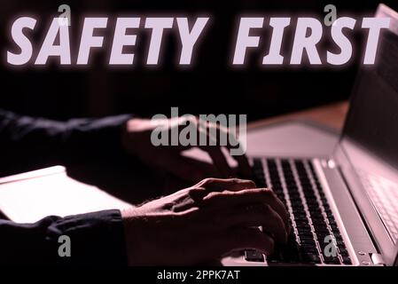 Inspiration montrant l'enseigne la sécurité d'abord. Vitrine d'affaires éviter tout risque inutile en direct soyez prudent attention Banque D'Images