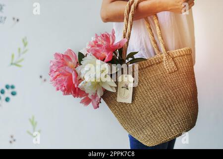 Superbes pivoines dans un sac en osier Banque D'Images