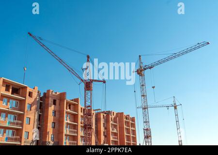 Chantier de construction avec une grue.Construction à long terme.Un nouveau bâtiment en construction, vue de bas en haut.gratte-ciel non fini, construction gelée.Construction non finie d'un immeuble résidentiel de plusieurs étages Banque D'Images