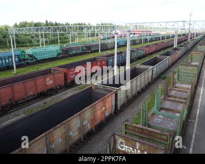 Svir, Russie 6 août 2021. Trains de marchandises et wagons d'en haut. Chemin de fer un jour d'été. Transport, fret, logistique et processus d'affaires. Wagons métalliques vides. Transport international de marchandises Banque D'Images