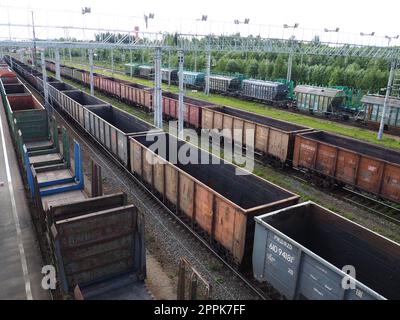 Svir, Russie 6 août 2021. Trains de marchandises et wagons d'en haut. Chemin de fer un jour d'été. Transport, fret, logistique et processus d'affaires. Wagons métalliques vides. Transport international de marchandises Banque D'Images