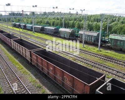 Svir, Russie 6 août 2021. Trains de marchandises et wagons d'en haut. Chemin de fer un jour d'été. Transport, fret, logistique et processus d'affaires. Wagons métalliques vides. Transport international de marchandises. Banque D'Images