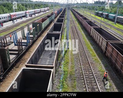 Svir, Russie 6 août 2021. Trains de marchandises et wagons d'en haut. Chemin de fer un jour d'été. Transport, fret, logistique et processus d'affaires. Wagons métalliques vides. Transport international de marchandises Banque D'Images