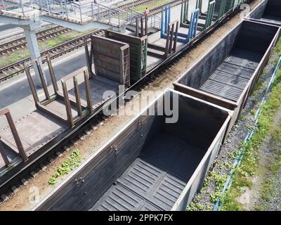 Svir, Russie 6 août 2021. Trains de marchandises et wagons d'en haut. Chemin de fer un jour d'été. Transport, fret, logistique et processus d'affaires. Wagons métalliques vides. Transport international de marchandises Banque D'Images