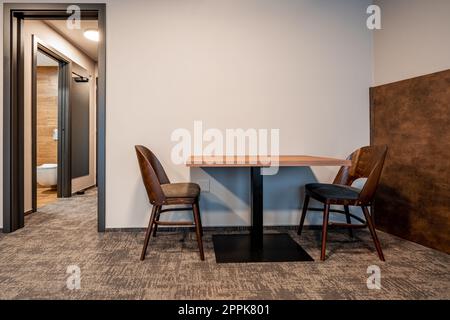 table et chaises dans la chambre d'hôtel Banque D'Images