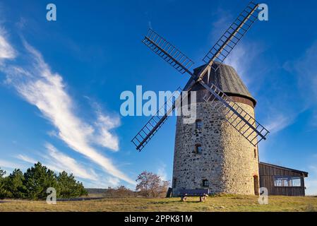 Moulin dans le champ dans la journée. Banque D'Images