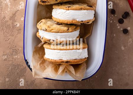 Sandwiches à la crème glacée avec glace à la vanille et biscuits aux pépites de chocolat, sucreries faites maison Banque D'Images
