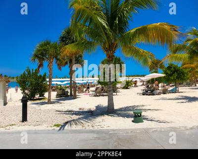 Les gens se reposent à la plage sur l'île Ocean Cay Banque D'Images