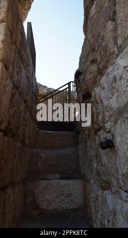 Jusqu'à la tour de garde octogonale d'Antipatris fort Binar Bashi, dans le parc national de tel Afek, Israël Banque D'Images