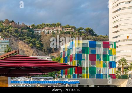 MALAGA, ESPAGNE - 12 OCTOBRE 2021 : le Centre Pompidou Malaga, qui fait partie du Centre national d'art et de culture Georges Pompidou de France, situé dans l'espace appelé El Cubo (le Cube) à Malaga, Espagne, inauguré en 2015 Banque D'Images