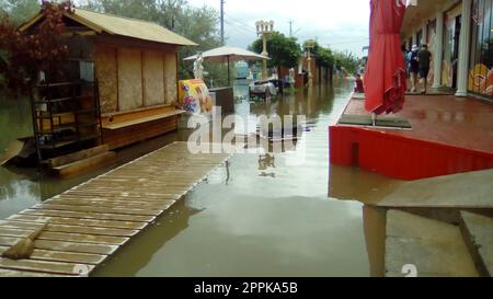 Anapa, Russie le 13 août 2021 inondations causées par de fortes pluies et des pluies torrentielles. Conséquences d'un typhon, d'un cyclone ou d'un ouragan. Rue commerçante inondée d'eau sale. Effets personnels mouillés et allées de plage Banque D'Images