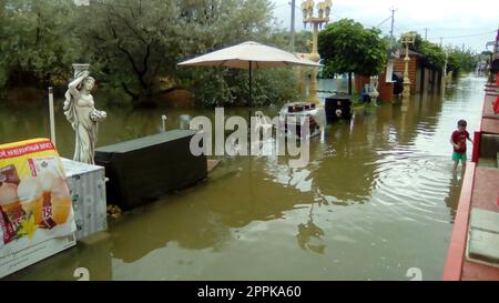 Anapa, Russie le 13 août 2021 inondations causées par de fortes pluies et des pluies torrentielles. Conséquences d'un typhon, d'un cyclone ou d'un ouragan. Rue commerçante inondée d'eau sale. Effets personnels mouillés et allées de plage Banque D'Images