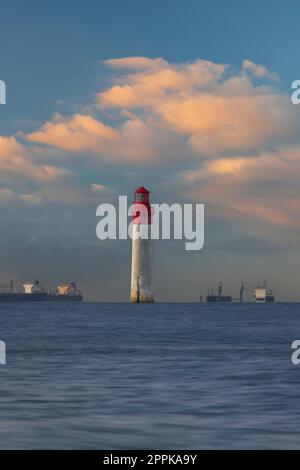 Phare de Chauvea près de l'Ile de Ré avec des navires à destination de la Rochelle, pays de la Loire, France Banque D'Images