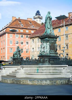 Statue au milieu de la place principale de Graz et de l'Uhrturm Banque D'Images