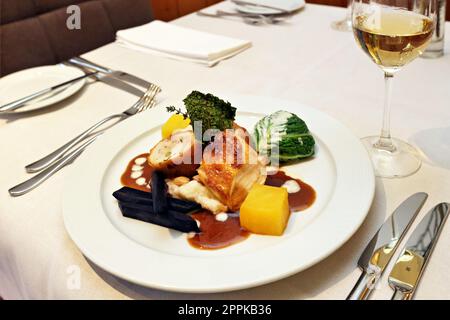 Poulet au maïs avec panure d'amande Banque D'Images