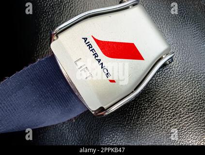 Détail de la boucle de la ceinture de sécurité avec le logo des compagnies aériennes Air France sur un siège vide Banque D'Images